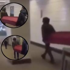Uneli MRTVAČKI KOVČEG u metro, putnici ostali BEZ TEKSTA! Reagovali iz ruske Dume (VIDEO)