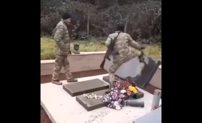 Uništavanje jermenskog groblja od strane azerbejdžanske vojske u Nagorno-Karabahu