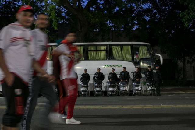 Uništen autobus Boke – jeziv napad na fudbalere VIDEO