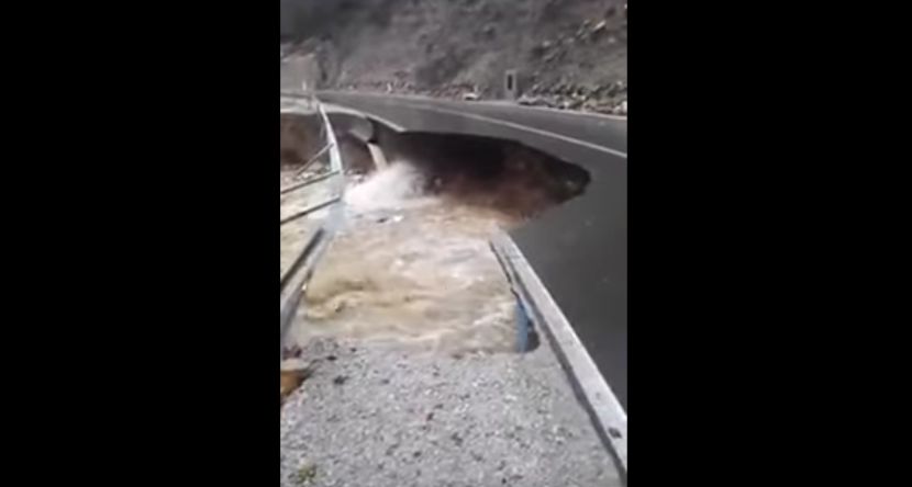 Uništena magistrala u Crnoj Gori: Uznemirujući snimak vode koja odnosi asfalt (VIDEO)