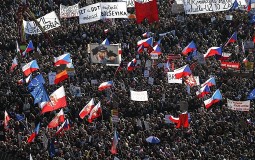 
					Uoči 30. godišnjice Plišane revolucije stotine hiljada Čeha ponovo na protestima 
					
									