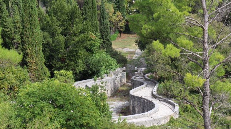 Uoči Dana državnosti BIH devastirano Partizansko groblje u Mostaru