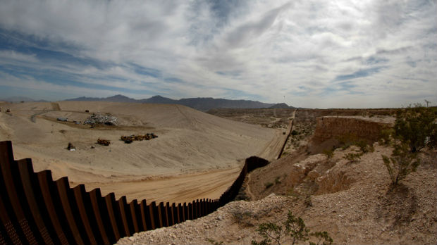 Uoči Trampovog mitinga, raste zid prema Meksiku