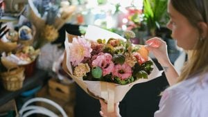 Uradi sam buket sa stilom: Kako zamotati cveće kao profesionalac
