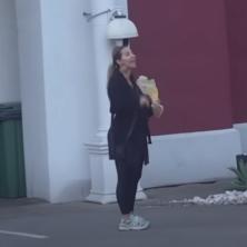 Urla i vređa NA KAPIJI: Aneli upućuje najgnusnije uvrede i optužuje da joj smeštaju - Ovo će biti sankcionisano