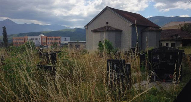 Uroševac: oštećene nadgrobne ploče na srpskom groblju (FOTO)