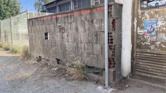 Urušava se improvizovana ograda škole u Nišu, roditelji upozoravaju na opasnost