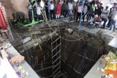 Urušio se krov bunara u hramu, poginulo 35 osoba VIDEO