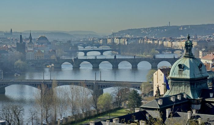 Urušio se most u Pragu, četvoro povređeno