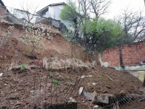 Urušio se potporni zid u Leskovcu, naložena hitna evakuacija četiri porodice