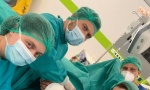 Uspeh hirurškog tima UKC Srpske: Pacijentu spasili AMPUTIRANU šaku (FOTO)