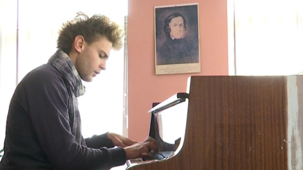 Uspešnom pijanisti Novi Pazar kupuje koncertni klavir