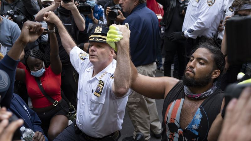 Usred nasilnih sukoba, slike solidarnosti policajaca i demonstranata