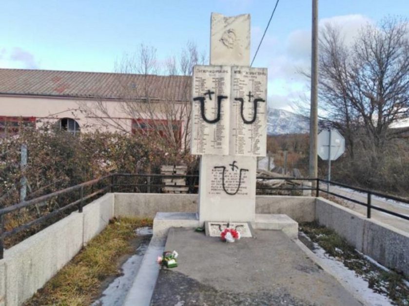 Ustaško U na spomeniku u srpskom selu kod Knina