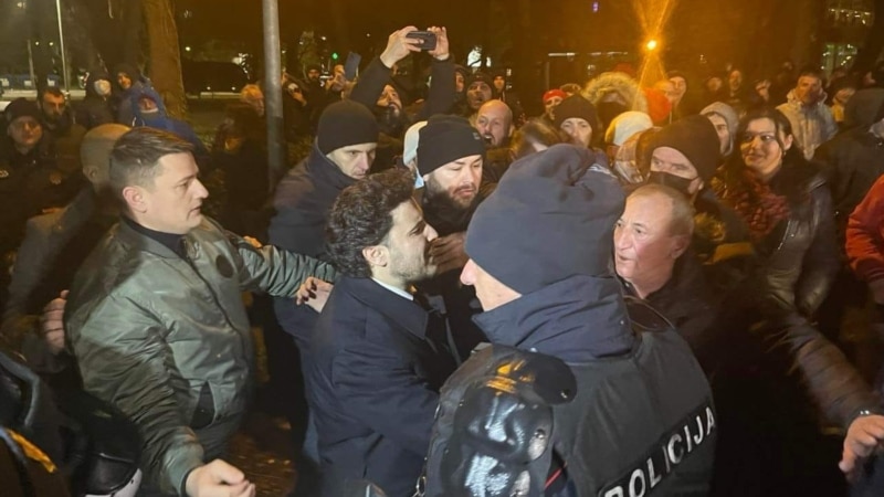 Uvrede Abazoviću na protestu ispred Radio televizije Crne Gore