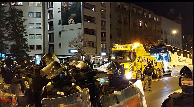 Uz policijsku intervenciju, odšlepan autobus Milomira Jaćimovića koji je jutros vraćen, ima povređenih i privedenih