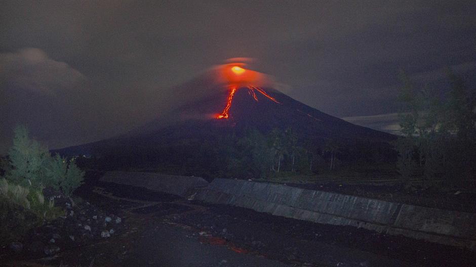 Užarena lava iz vulkana, nove evakuacije na Filipinima