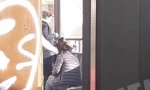 Užas u centru grada: Žena se brani, muškarac je udara flašom po glavi, a niko ne reaguje