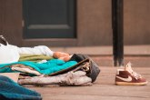 Užasan prizor u Novom Pazaru: Deca od tri godine po kazni spavaju na kartonu FOTO