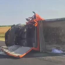 Užasna nesreća kod Kovilja: Vatrogasci sekli vozilo da izvuku četvoro povređenih (VIDEO)