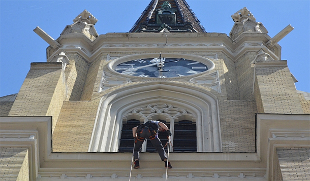 Užičko kolo na novosadskoj katedrali (Video)