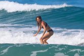 Uživa u svakom sportu: Nezaustavljiva Žizel Bundšen surfuje kao profesionalac FOTO