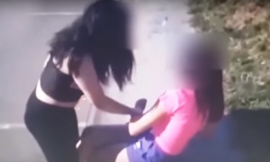 Uznemirujuća scena u Beogradu! Deca snimaju, tinejdžerka se iživljava nad drugaricom! (VIDEO)