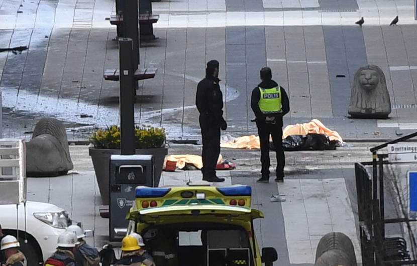 (Uznemirujuće fotografije) Ljudi raskomadani leže po ulici nakon terorističkog napada u Štokholmu