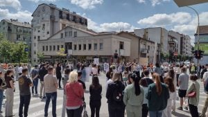 Onlajn nastava nije nastava i tačka: U Kragujevcu završen protest podrške profesoru Zdravkoviċu
