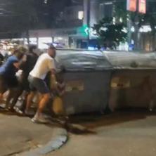 VANDALIZAM NA DELU: Blokaderi prevrću kontejnere na policiju (VIDEO)