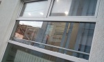 VANDALIZMU NEMA KRAJA: Polomljeno staklo na prozoru Doma zdravlja u Preševu