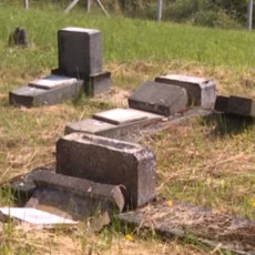 VANDALSKI ČIN U HRVATSKOJ: Na srpskom groblju kod Nove Gradiške uništeno 17 nadgrobnih spomenika (VIDEO)