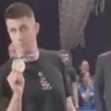 VANJA DIGAO TROFEJ, ALI SVI PRIČAJU O OVOME: Urnebesna reakcija Marinkovića kada mu je dodeljena medalja (VIDEO)