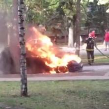 VATRA GUTA AUTOMOBIL U SUBOTICI: Samo jedan čovek se bori sa plamenom (VIDEO)