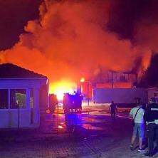 VATRA GUTA SVE PRED SOBOM: U Varvarinu gori hladnjača, a požar se proširio i na kamione! (VIDEO/FOTO)