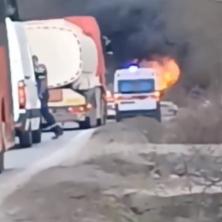 VATRA PROGUTALA KOMBI! Strašan požar kod Umke - vozilo potpuno uništeno (VIDEO)