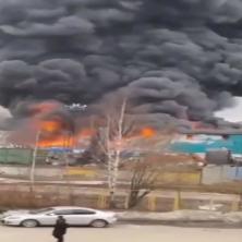 VATRA PROGUTALA NEBO NAD SANKT-PETERBURGOM! Izbio ogroman požar u blizini ruskog grada, vlasti se HITNO oglasile: Oboren je ukrajinski dron (VIDEO)