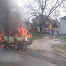 VATRENA BUKTINJA U PANČEVU! Zapalio se automobil kod novog groblja (FOTO)
