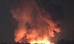 VATRENA STIHIJA GUTA SVE PRED SOBOM: Gore dve fabrike kod Pupinovog mosta, 62 vatrogasaca sa 19 vozila pokušava da ugasi požar, stanovnici se evakuišu (VIDEO / FOTO)