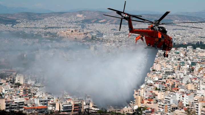 VATRENA STIHIJA U GRČKOJ! Vatrogasne službe hitno reagovale - angažovani i volonteri!  jaki vetrovi ih ometaju! (FOTO+VIDEO)