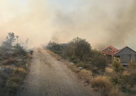 “VATRENI PLAMEN S BRDA SIŠAO MUNJEVITOM BRZINOM” U požaru kod Mostara izgorelo nekoliko kuća i štala, stanje i dalje KRITIČNO