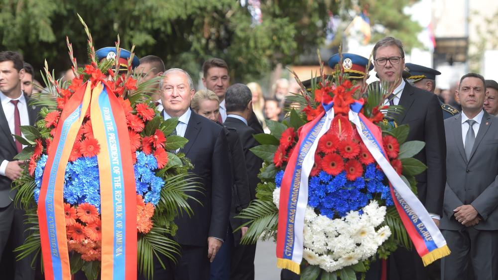 VAŽAN DAN KOD JERMENSKOG HAČKAR KRST-KAMENA: Vučić i Sarksjan položili vence na jermenski spomenik u spomen na naše pilote koji su poginuli na zadatku (FOTO)