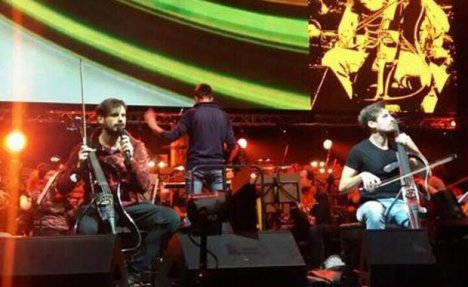 VEČE ZA PAMĆENJE U KRCATOJ ARENI: 2cellos podigli publiku na noge, svi su pevali MESEČINU i U2!