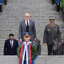 VEČNI POMEN PODAJ GOSPODE SVIM HEROJIMA SLOBODE SRBIJE! Ministar Vučević položio venac na Spomenik Neznanom junaku