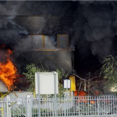 VELIKA TRAGEDIJA U MILANU! Avion se zakucao u zgradu, ima mrtvih, objekti i  vozila u plamenu, krhotine na sve strane! (VIDEO)