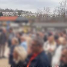 VELIKA TUGA, SCENA KOJA SLAMA SRCA! Ogroman broj ljudi na sahrani BRUTALNO ubijene žene (VIDEO)