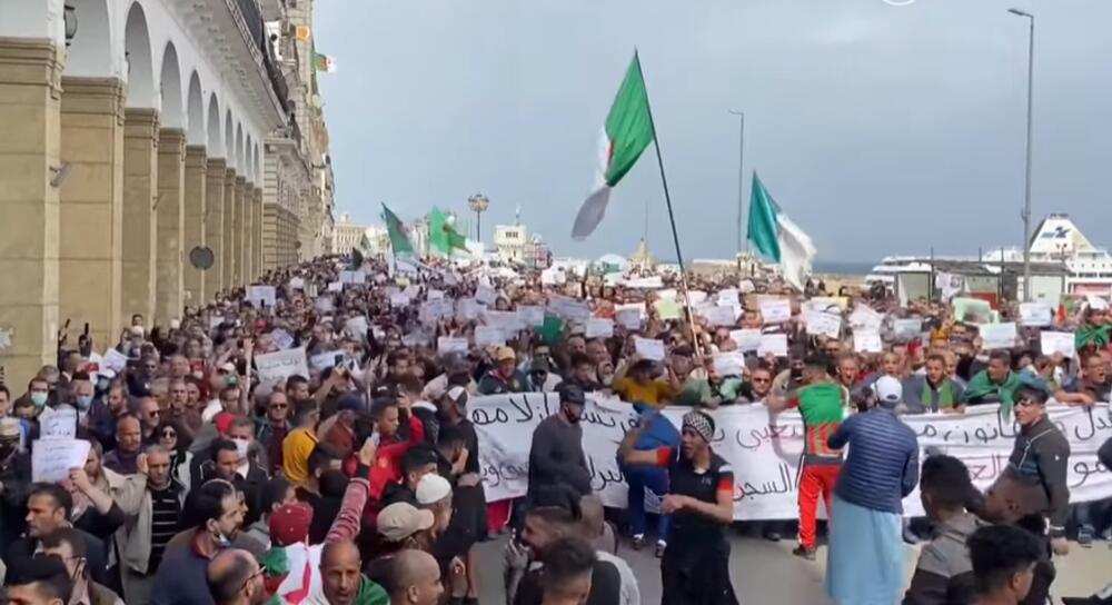 VELIKI MARŠ NA ULICAMA ALŽIRA: Desetine hiljada demonstranata skandiralo Nećemo vojnu državu! (VIDEO)