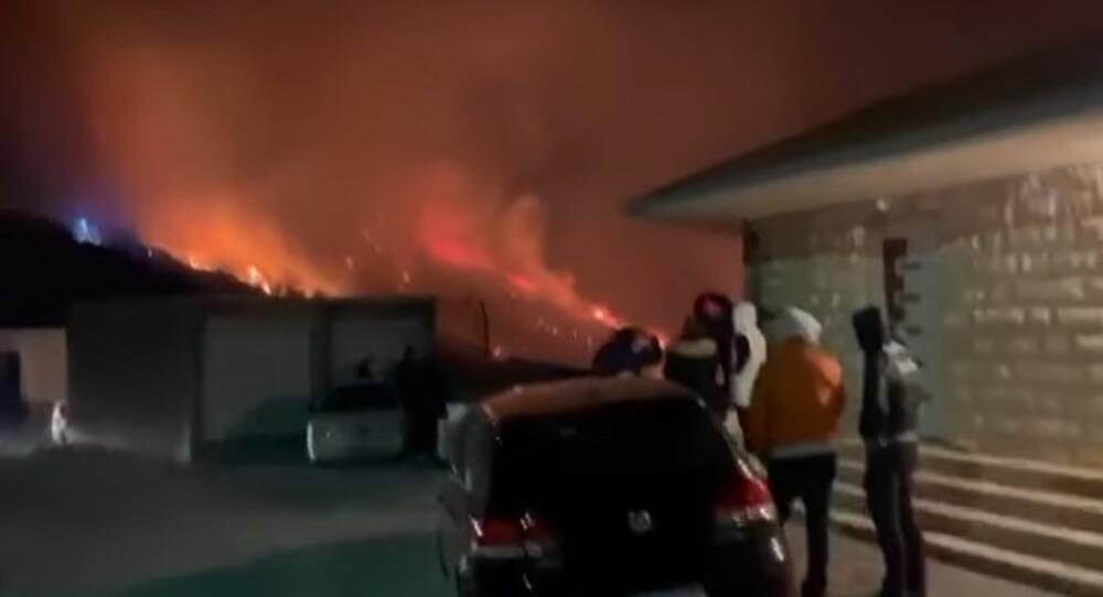 VELIKI POŽAR KOD OMIŠA: Vatra se približava kućama, a olujna bura otežava gašenje! (VIDEO)