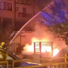 VELIKI POŽAR U BEOGRADU: Nekome zapalili auto pa se i zgrada zapalila, vatrogasci u grčevitoj borbi sa vatrenom stihijom  (VIDEO)