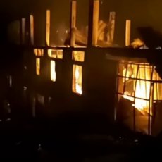VELIKI POŽAR U BiH: Izgorela fabrika u kojoj je radilo 100 radnika i porodične kuće, ima povređenih (VIDEO)